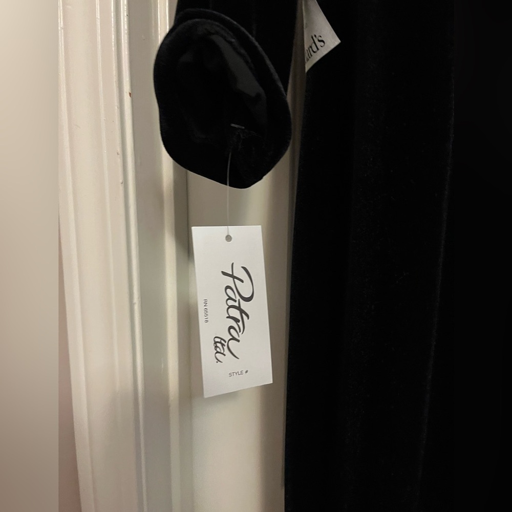 Elegant Black Velvet Cape or Light overcoat. 
Dramatic and Party Ready! - Picture 3 of 4